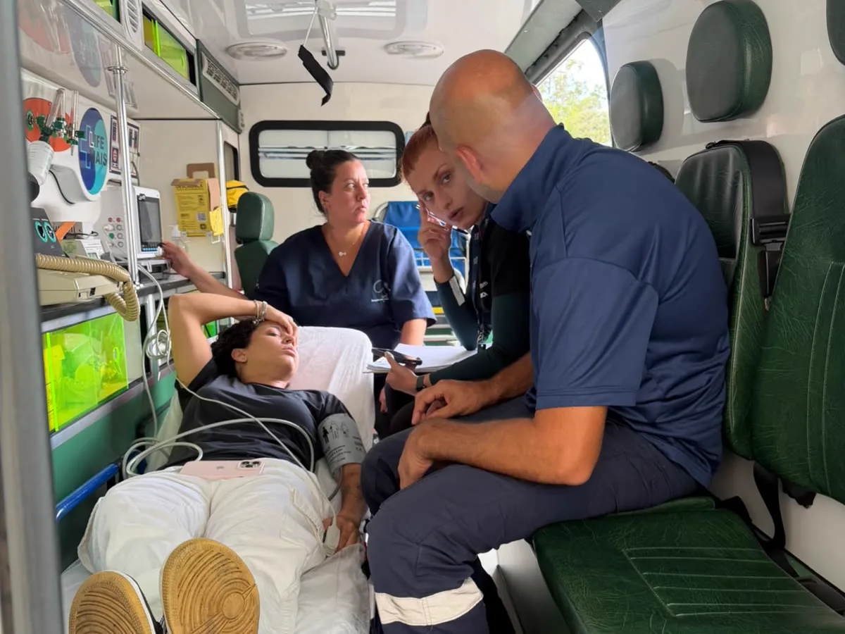 Profissional da Life Mais Saúde monitorando um paciente dentro da ambulância