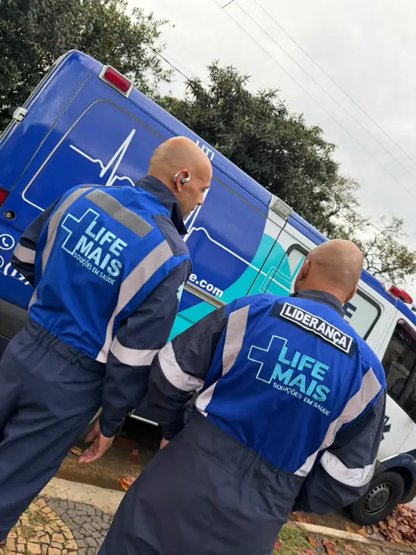 Socorristas da Life Mais Saúde ao lado da ambulância durante atendimento externo
