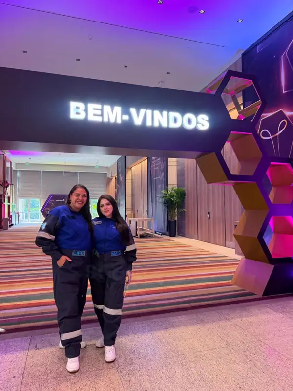 Equipe da Life Mais Saúde na entrada de evento corporativo