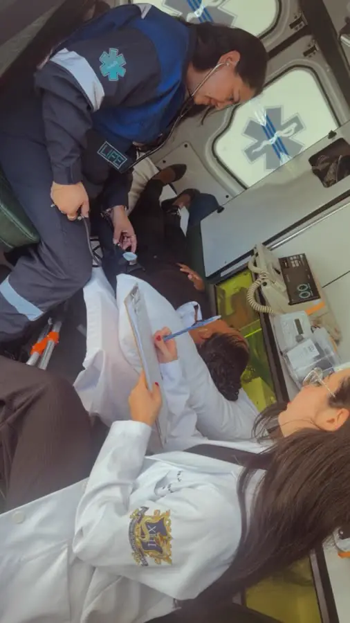 Atendimento de emergência realizado dentro da ambulância da Life Mais Saúde