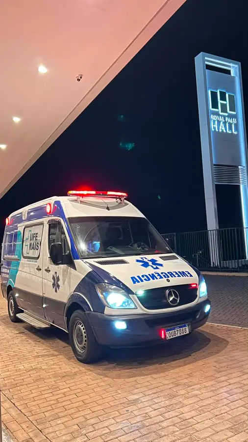 Ambulância de emergência da Life Mais Saúde de plantão em evento noturno