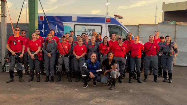 Equipe completa da Life Mais Saúde reunida antes da cobertura de um evento