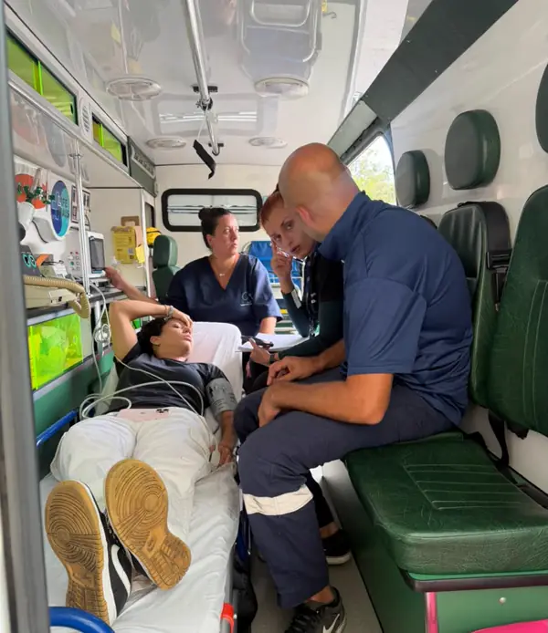 Paciente sendo monitorado dentro da ambulância UTI da Life Mais Saúde