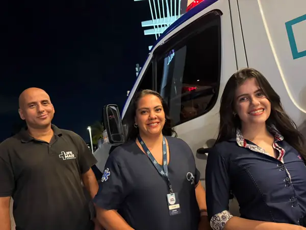 Equipe da Life Mais Saúde em plantão noturno ao lado da ambulância