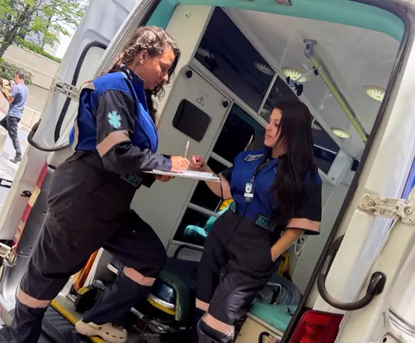 Equipe da Life Mais Saúde conferindo os equipamentos da ambulância antes do atendimento