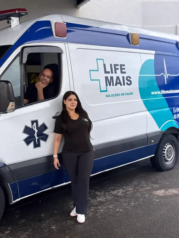 Profissional da Life Mais Saúde ao lado da ambulância durante cobertura de evento