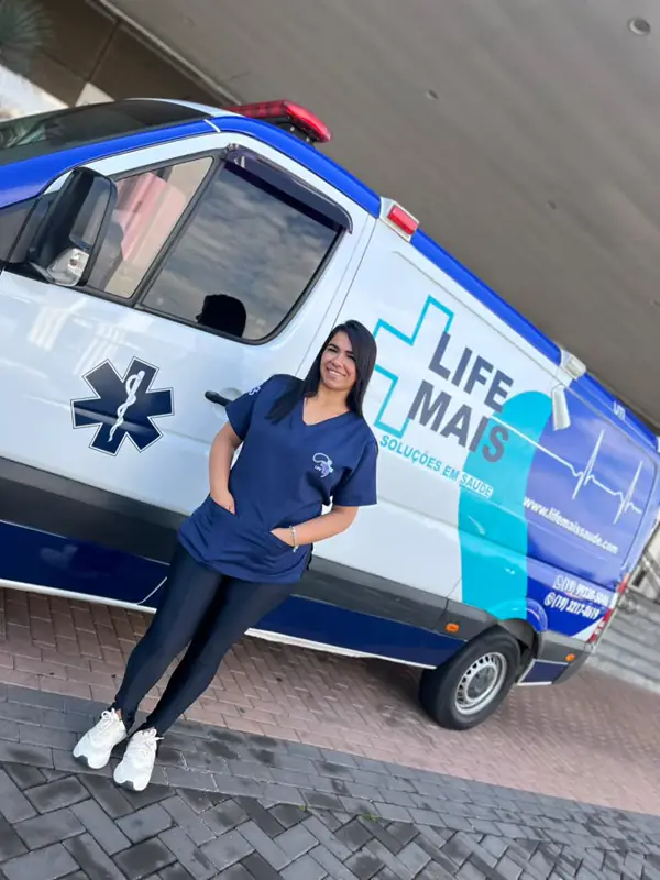 Profissional da Life Mais Saúde em ponto de atendimento móvel durante evento