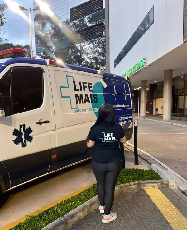 Ambulância da Life Mais Saúde em atendimento corporativo