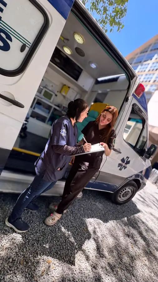 Equipe da Life Mais Saúde na checagem da ambulância antes do evento