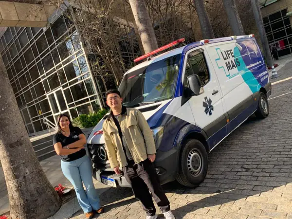 Ambulância da Life Mais Saúde na entrada de um evento empresarial